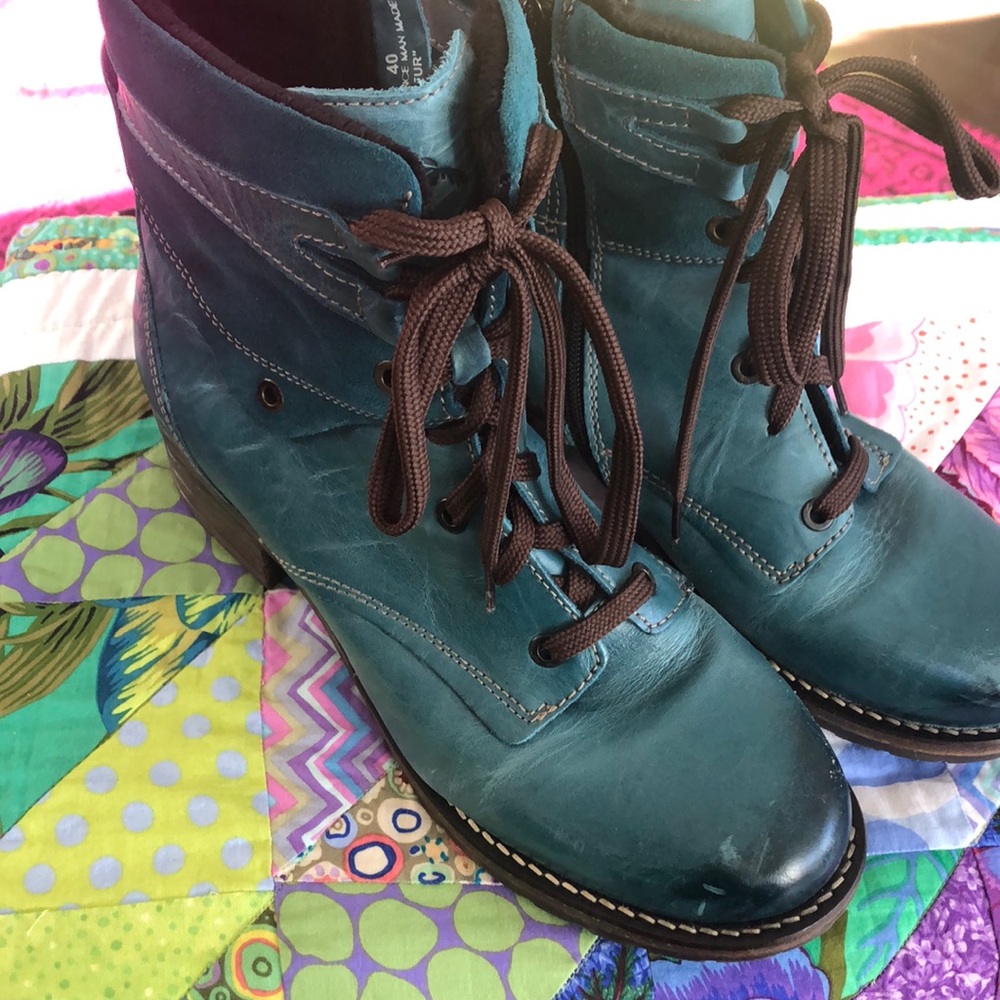 Dromedaris lace up leather boots in blue.